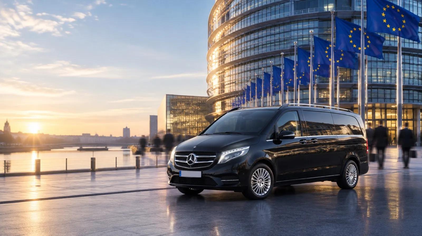 Van Mercedes noir de Strasbourg Van, coffre ouvert, prêt à accueillir un groupe
