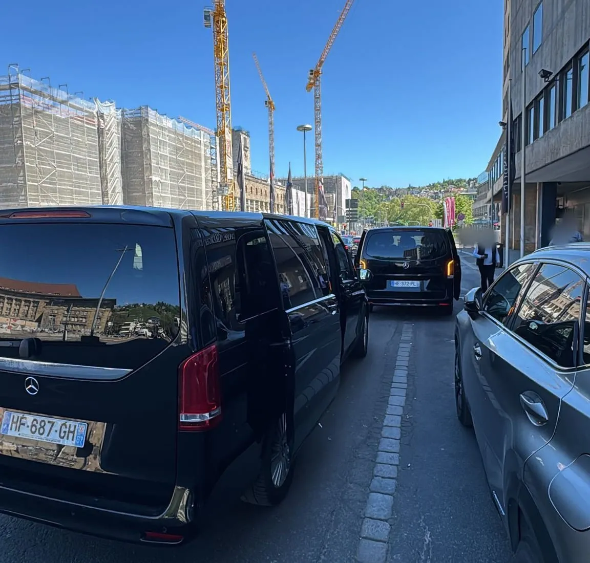 Schwarzer Mercedes-Van von Strasbourg Van, bereit für eine Gruppe